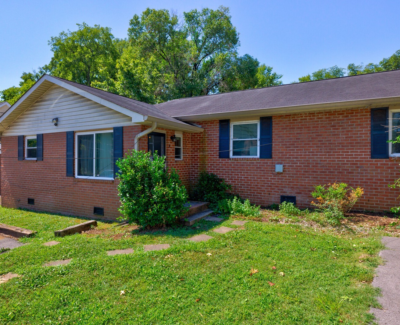 a view of front of a house with a yard