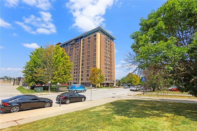 $149,900 | 700 East 8th Street, Unit 11O | The Manhattan