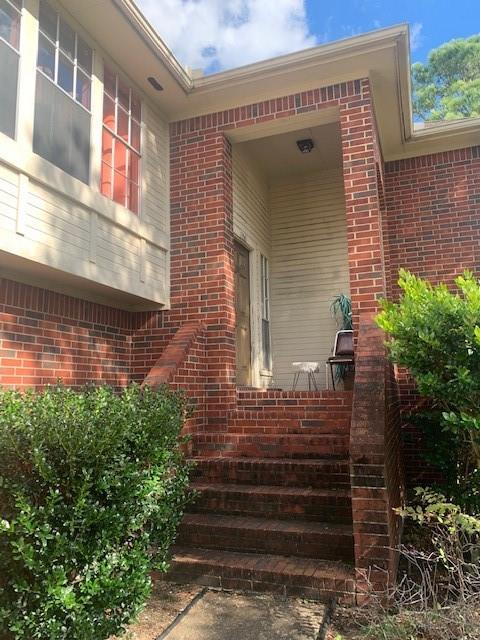 a view of entryway with a front door