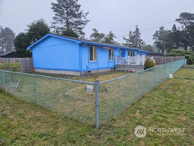 a view of a house with backyard