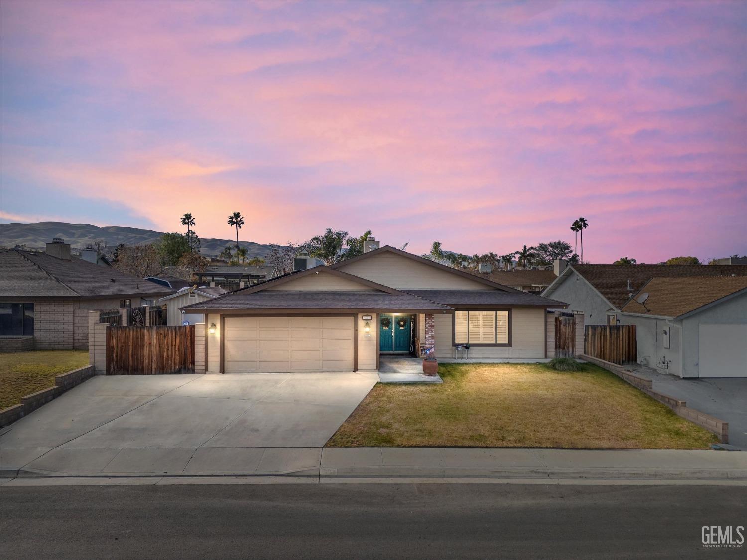 a view of a house with a yard