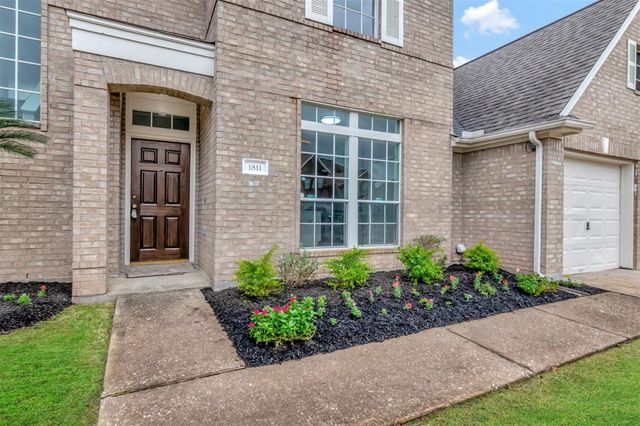 $290,000 | 1811 Country Club Cove Drive | Baytown