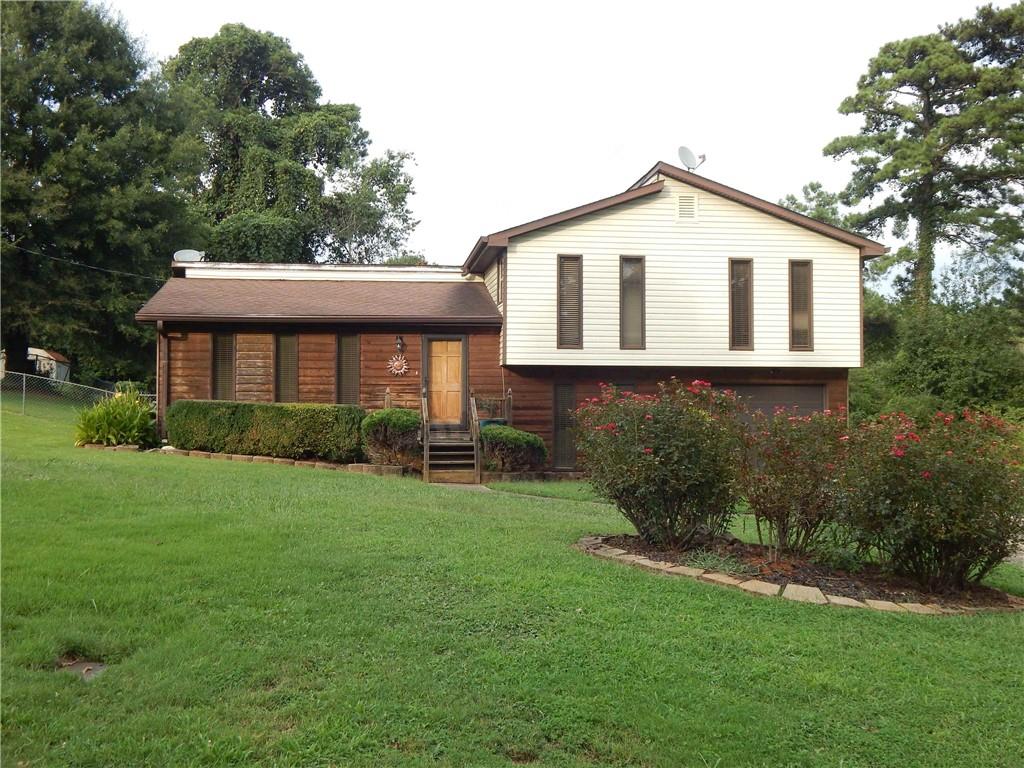 a view of a house with backyard and garden