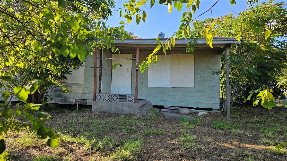 a view of a back yard of the house