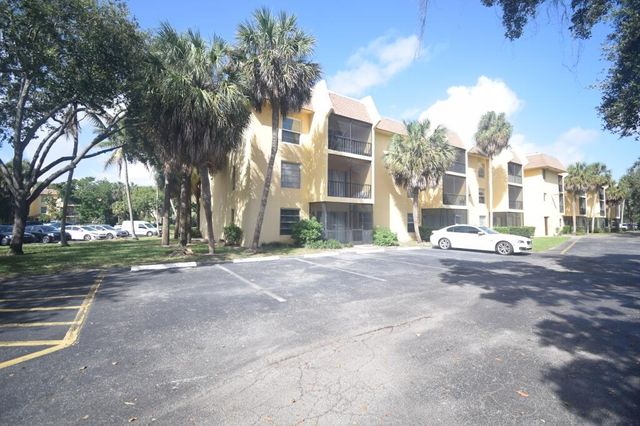 $325,000 | 480 Northwest 20th Street, Unit 114 | Boca Raton Hills