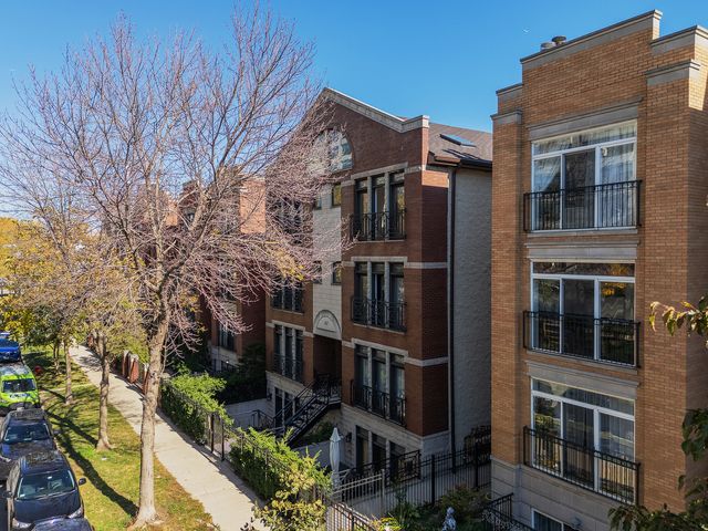 $480,000 | 4847 North Winthrop Avenue, Unit 3S | Uptown Chicago