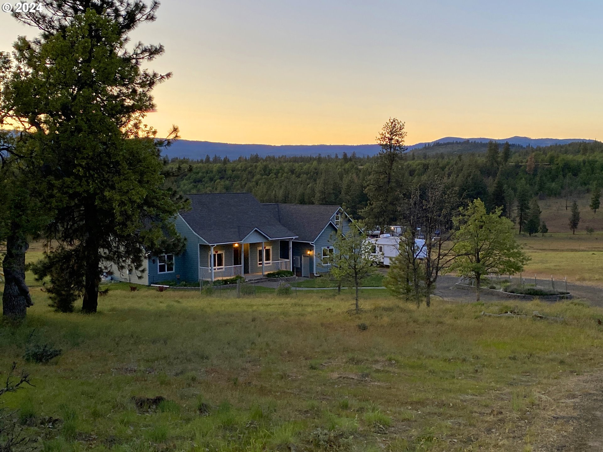 a view of house with a big yard