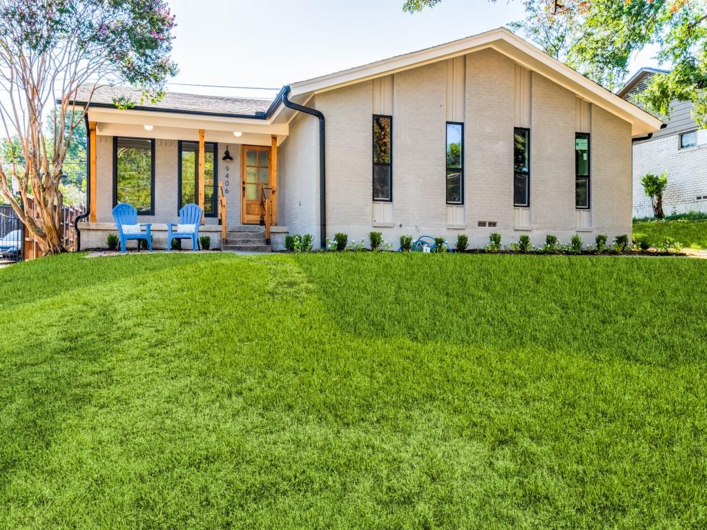 a view of a back yard of the house