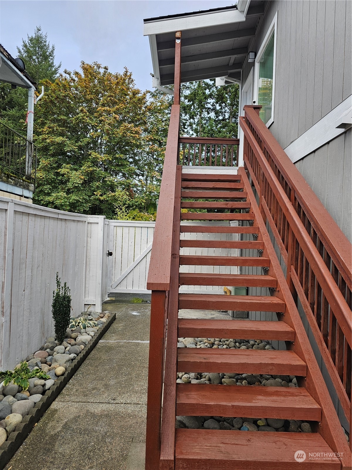 a view of entryway with a front door