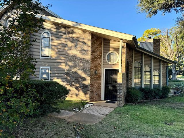 $2,000 | 402 South Fielder Road | Northwest Central Arlington