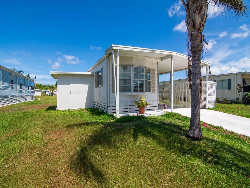 a view of a house with backyard and garden