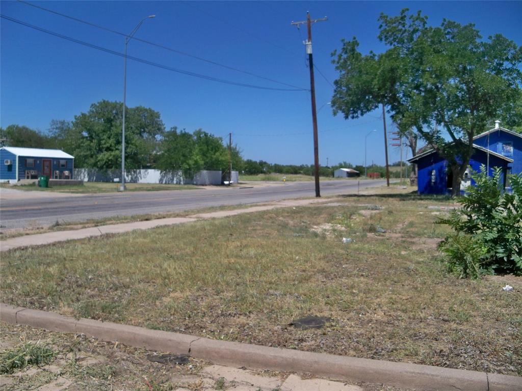 a view of a yard with a house