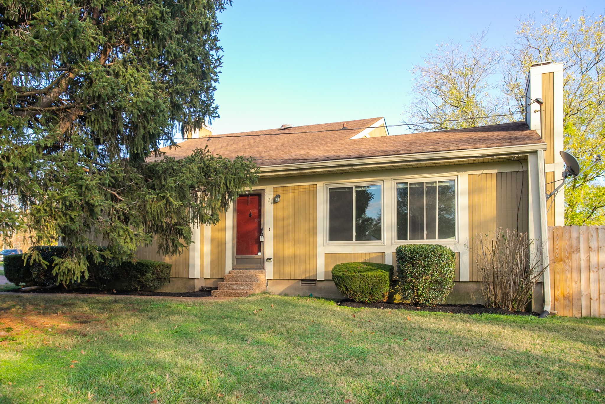 a view of a house with backyard