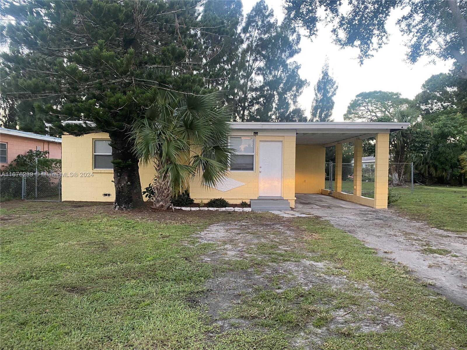 a view of a house with a yard