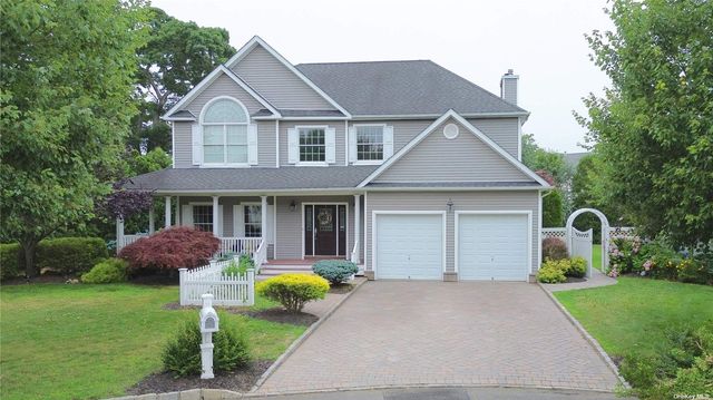 $1,274,999 | 5 Hayloft Court | Smithtown Hamlet