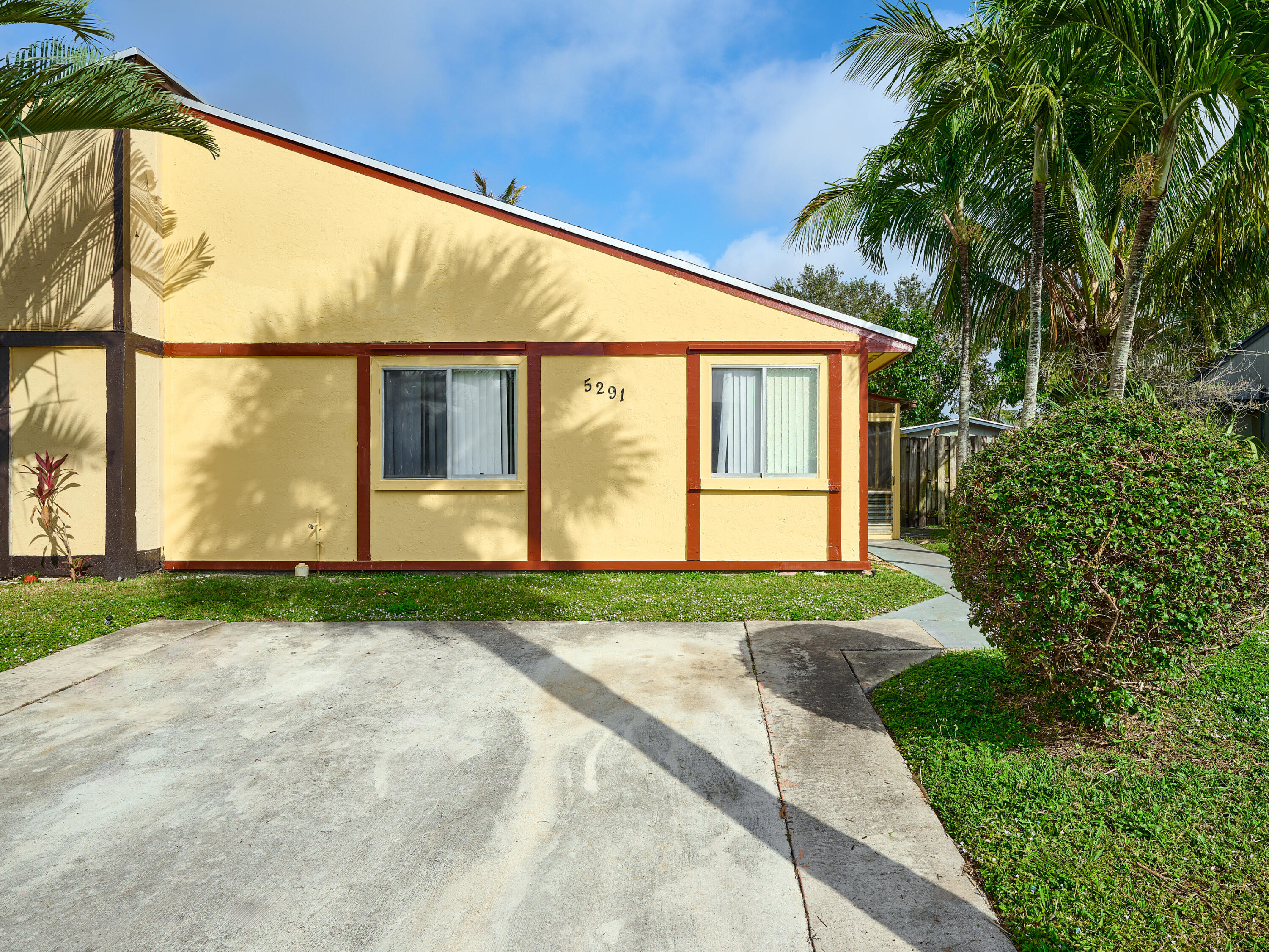 a view of a house with a yard