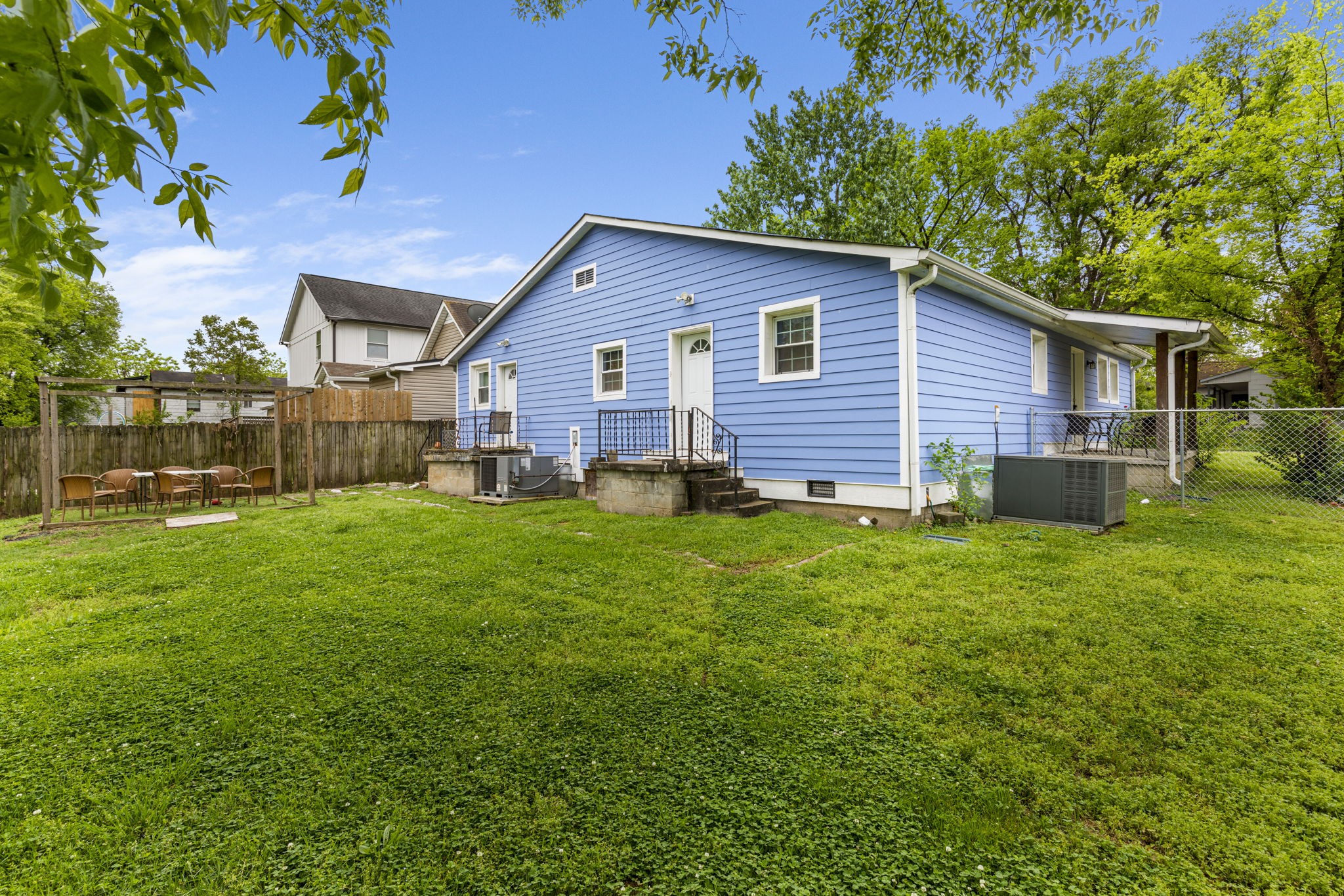 a view of a house with a yard