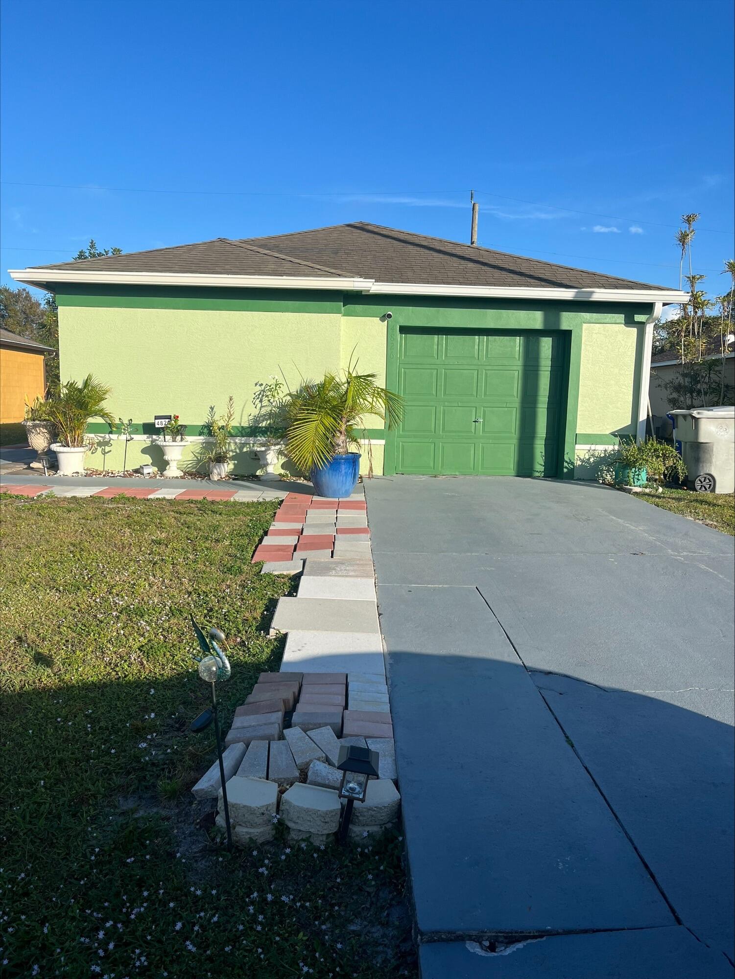 a view of a backyard