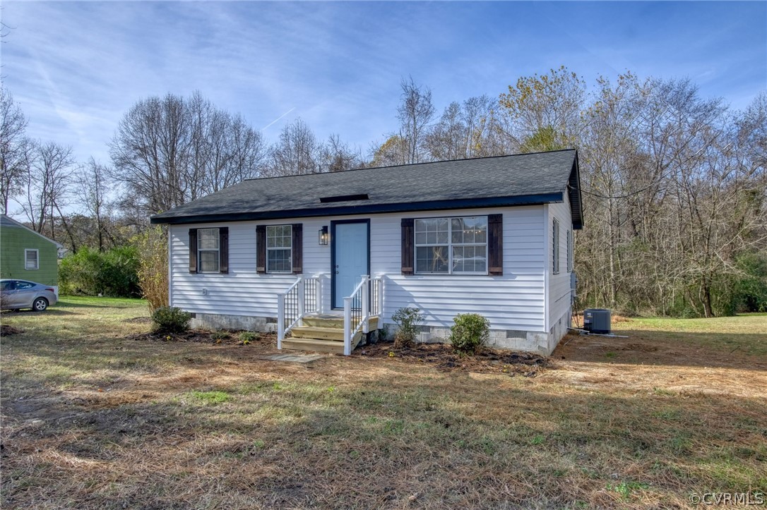 a view of a house with a yard