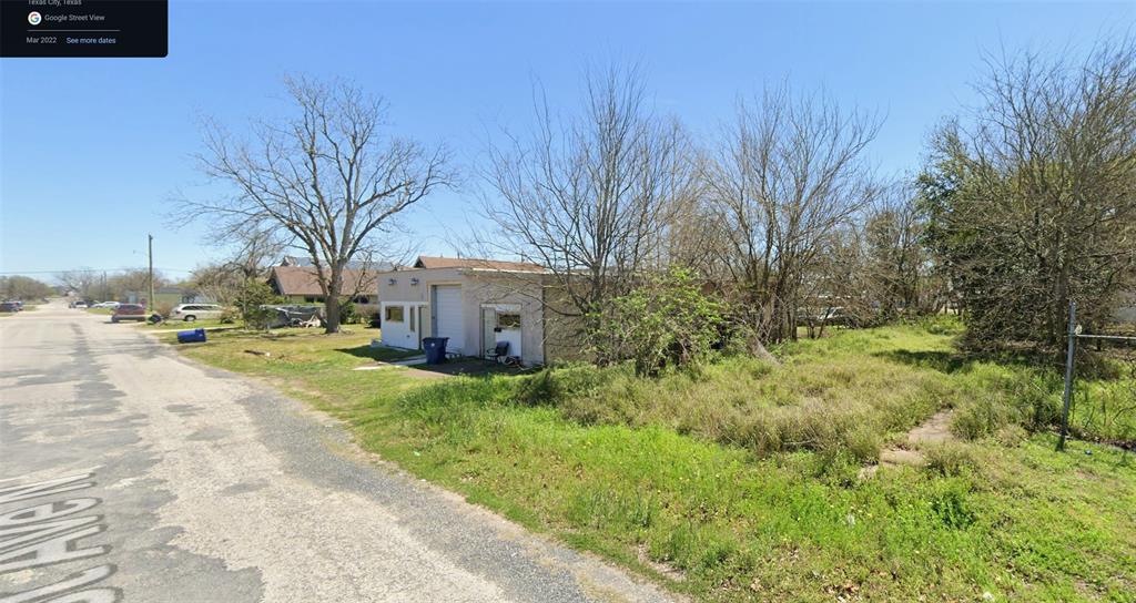 a view of backyard of the house