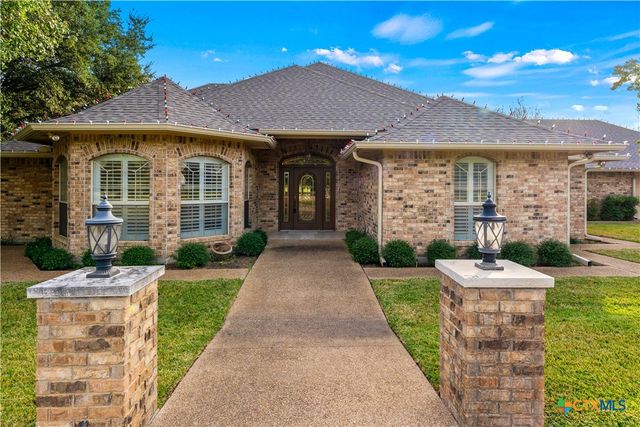 $690,000 | 1204 Fairway Circle | Salado