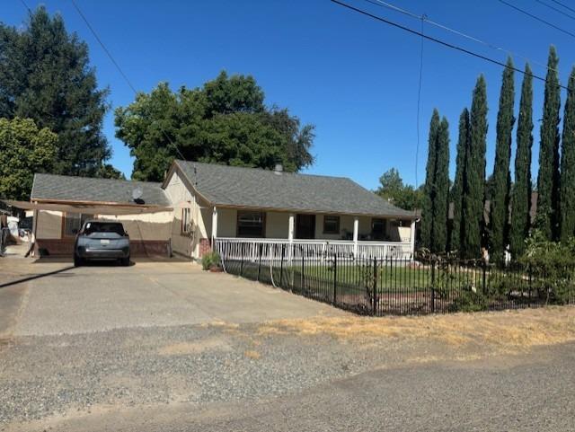 a view of a house with backyard and trees