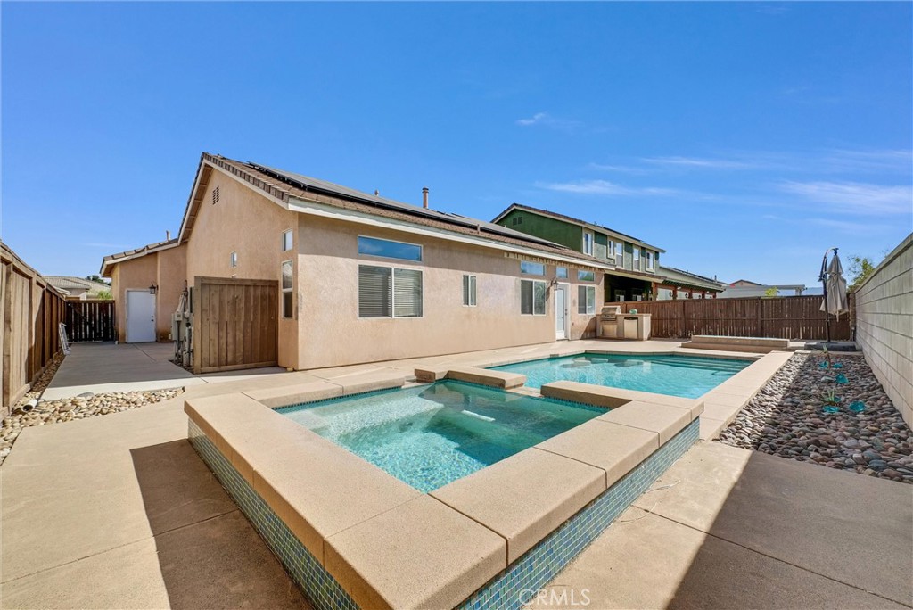 a view of a house with backyard