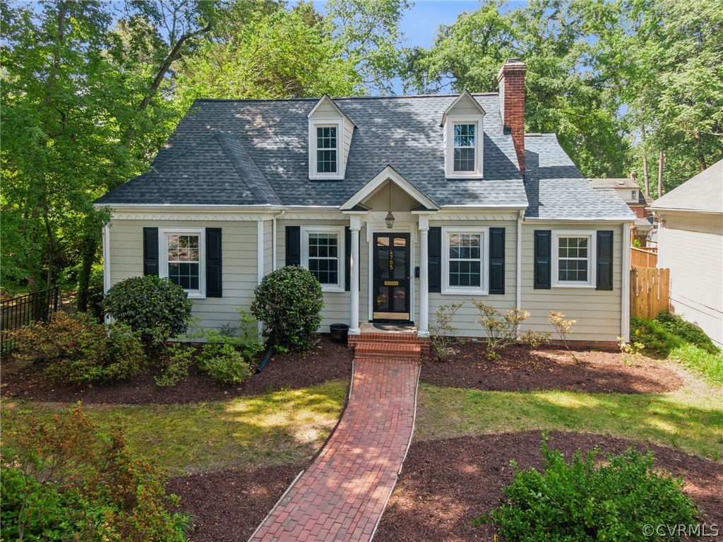 a view of house with a yard