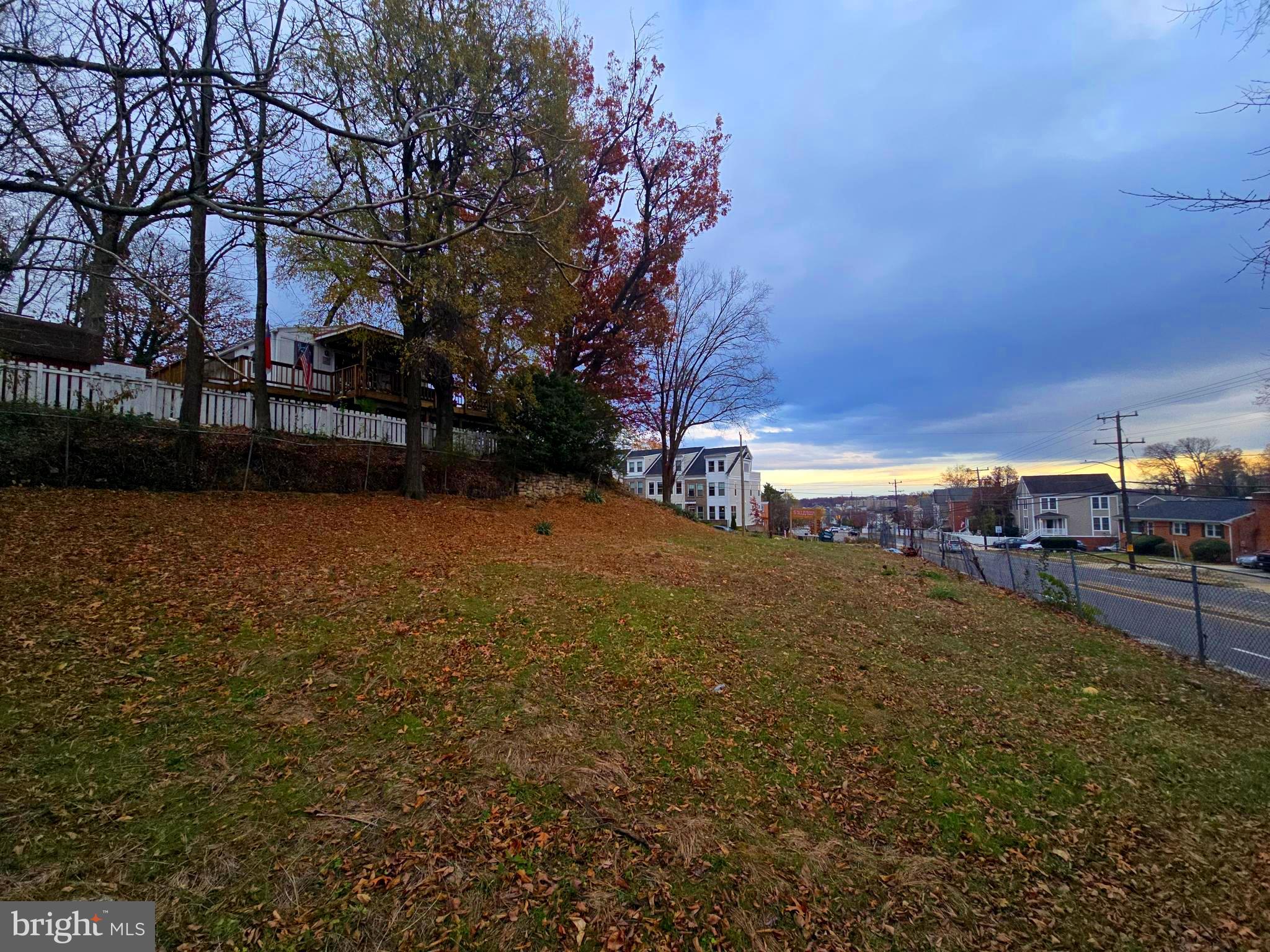 a view of a yard with a house