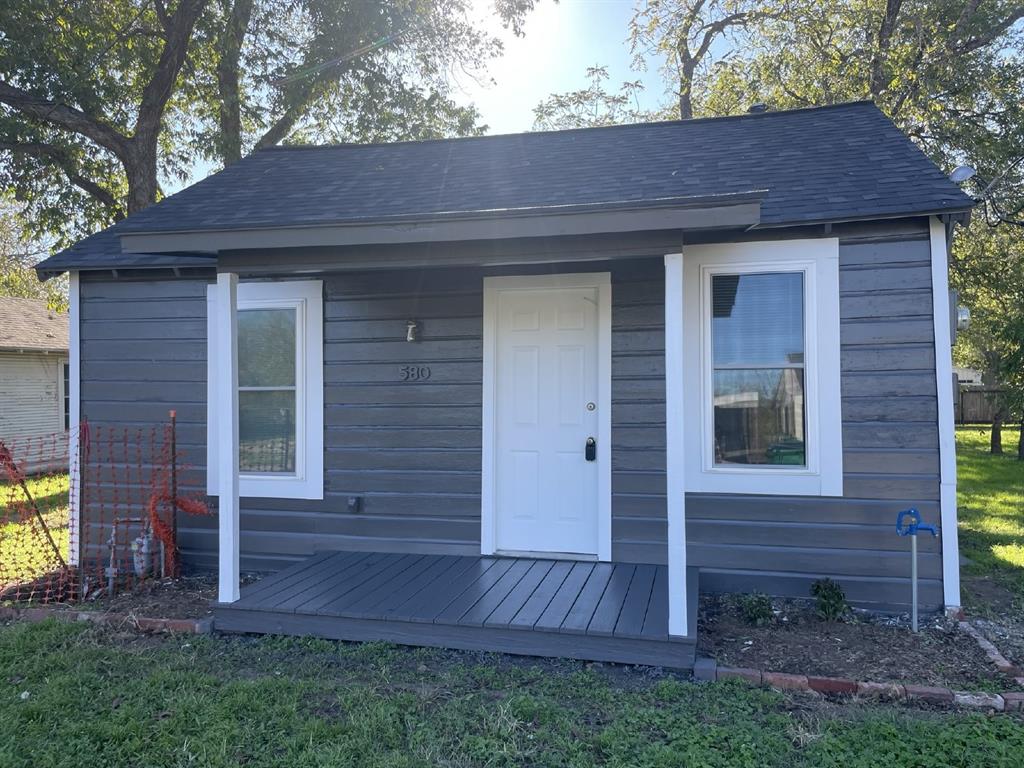 a view of front of a house with a yard