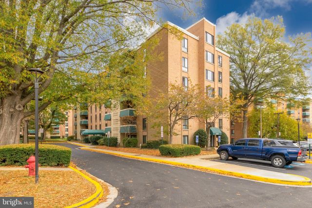 $1,800 | 6143 Leesburg Pike, Unit 404 | Lafayette Park