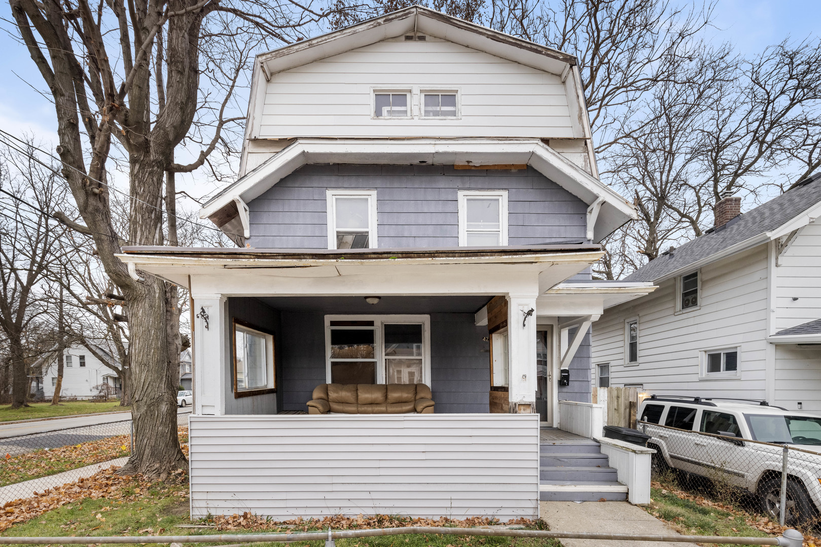 a view of a house with a yard