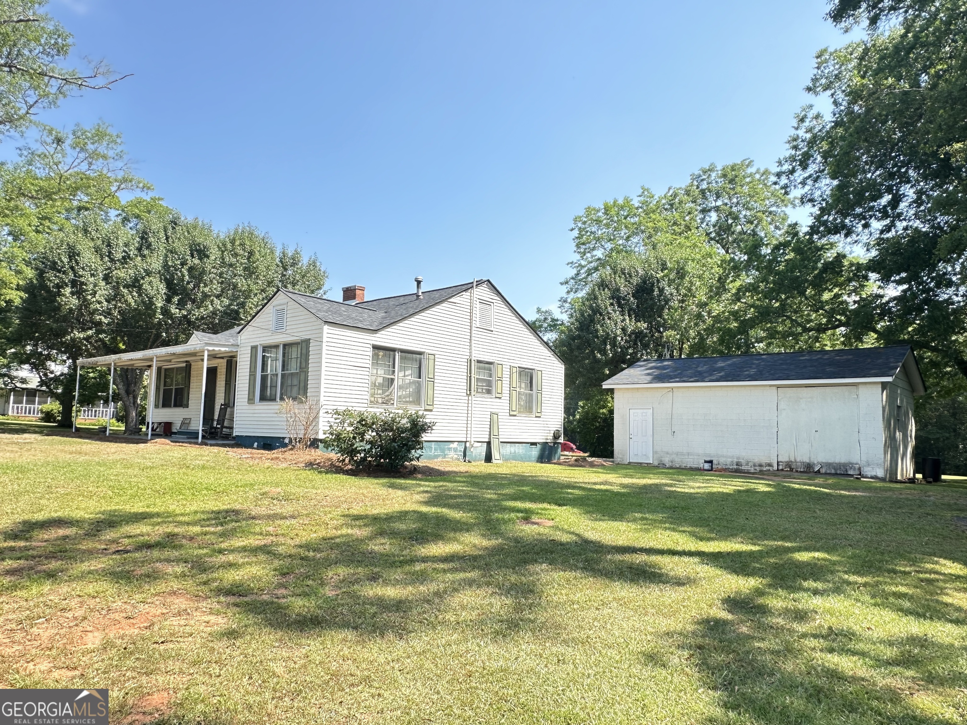 a view of a house with a yard