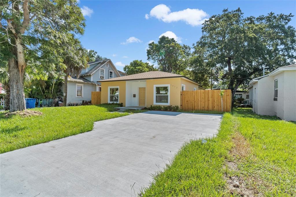 a view of a house with a yard