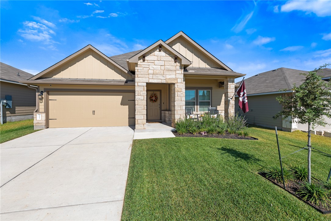 Craftsman-style house featuring a front lawn and a