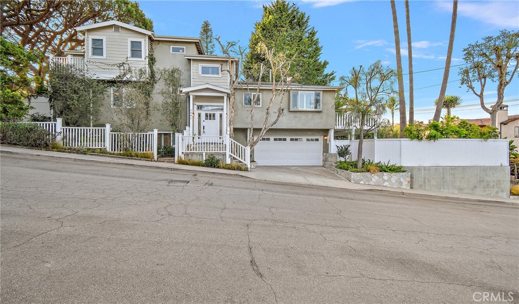 Welcome home to 1561 Curtis Ave. The corner lot of Curtis and Herrin.