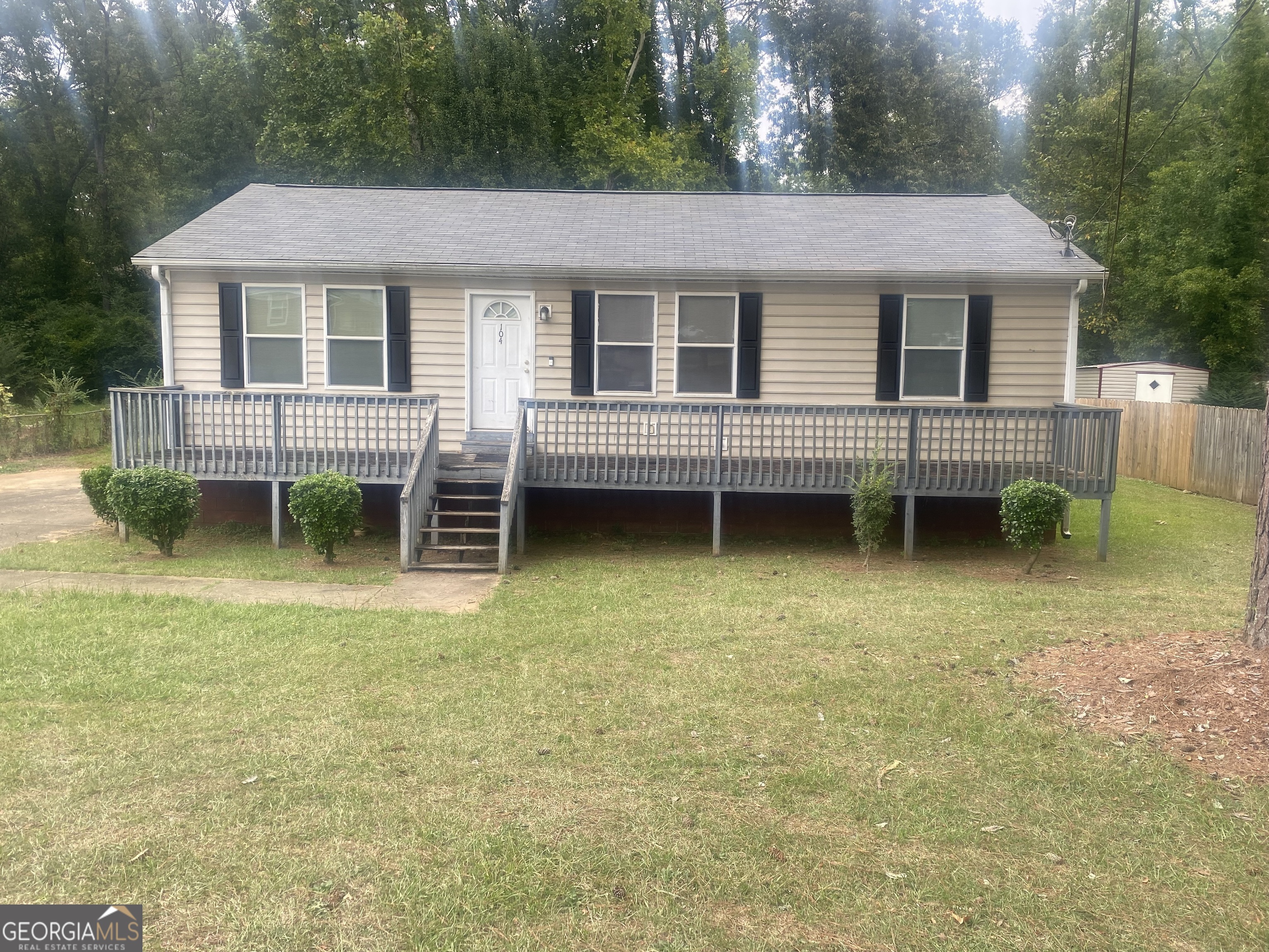 a view of a house with backyard