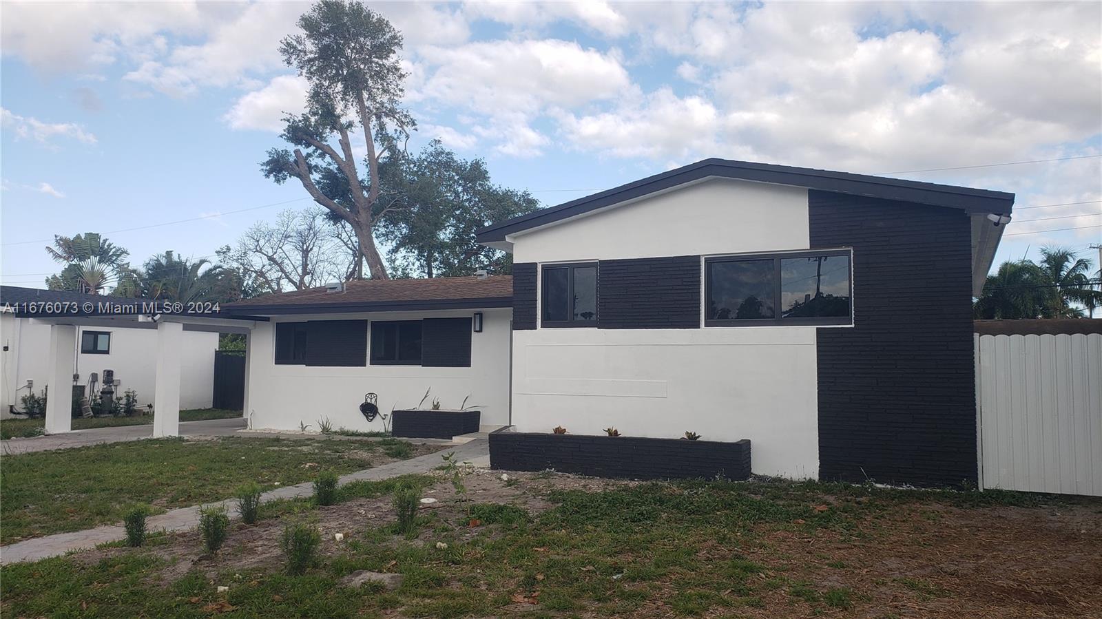 a view of a house with backyard