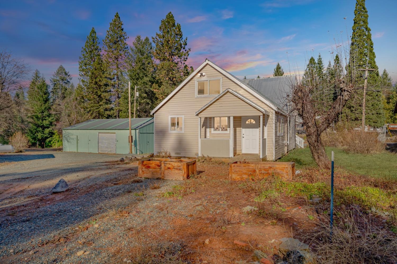 a view of a house with backyard and trees