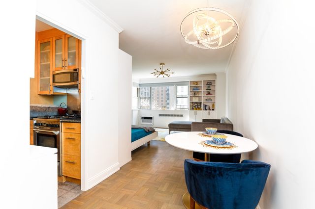 $3,300 | 30 West 60th Street, Unit 8L | Upper West Side