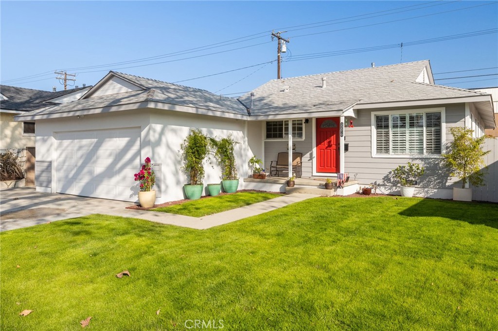 a view of a house with backyard and porch