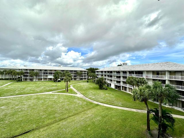 $1,900 | 2441 Village Boulevard, Unit 404 | The Villages of Palm Beach Lakes