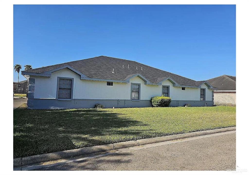 View of front facade with a front yard