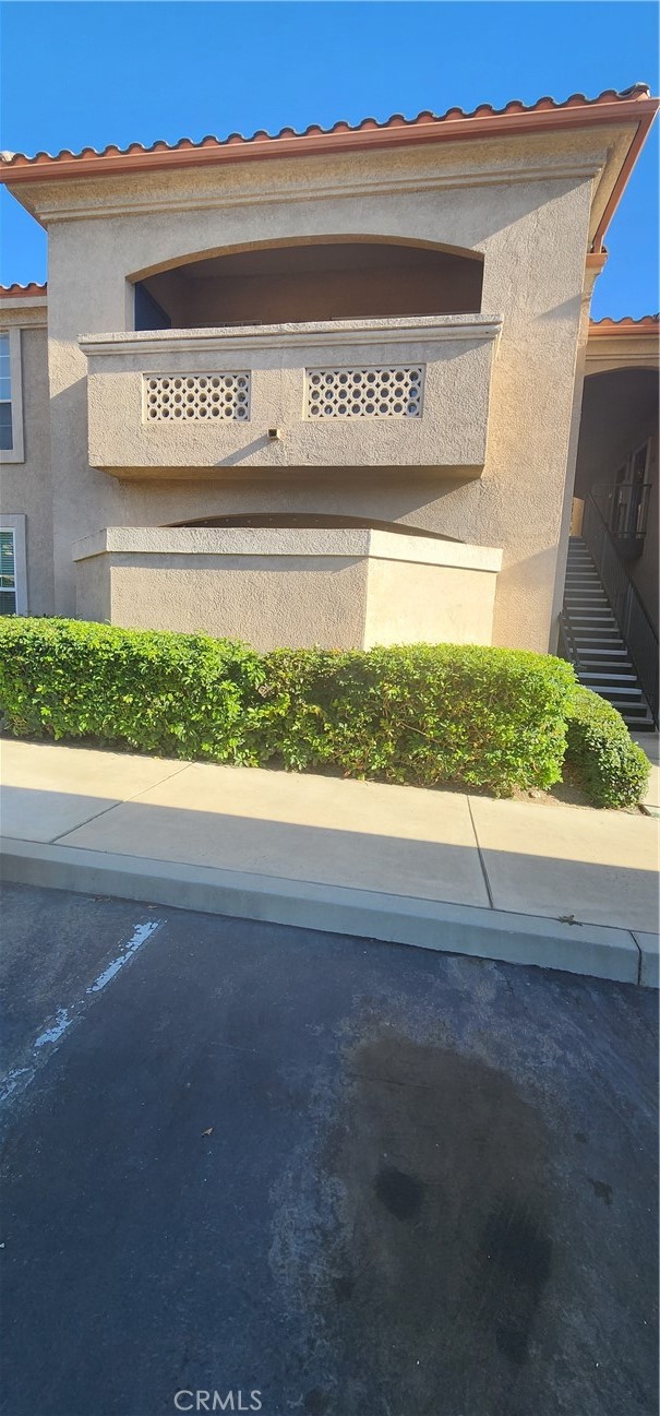 a view of a pathway of a house