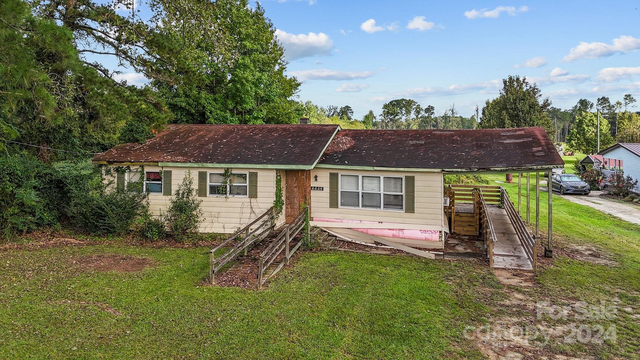 a view of house with a yard