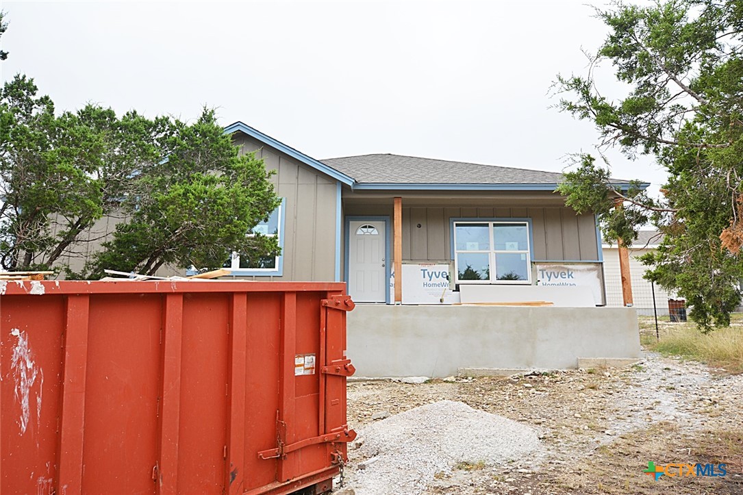 a view of a house with backyard