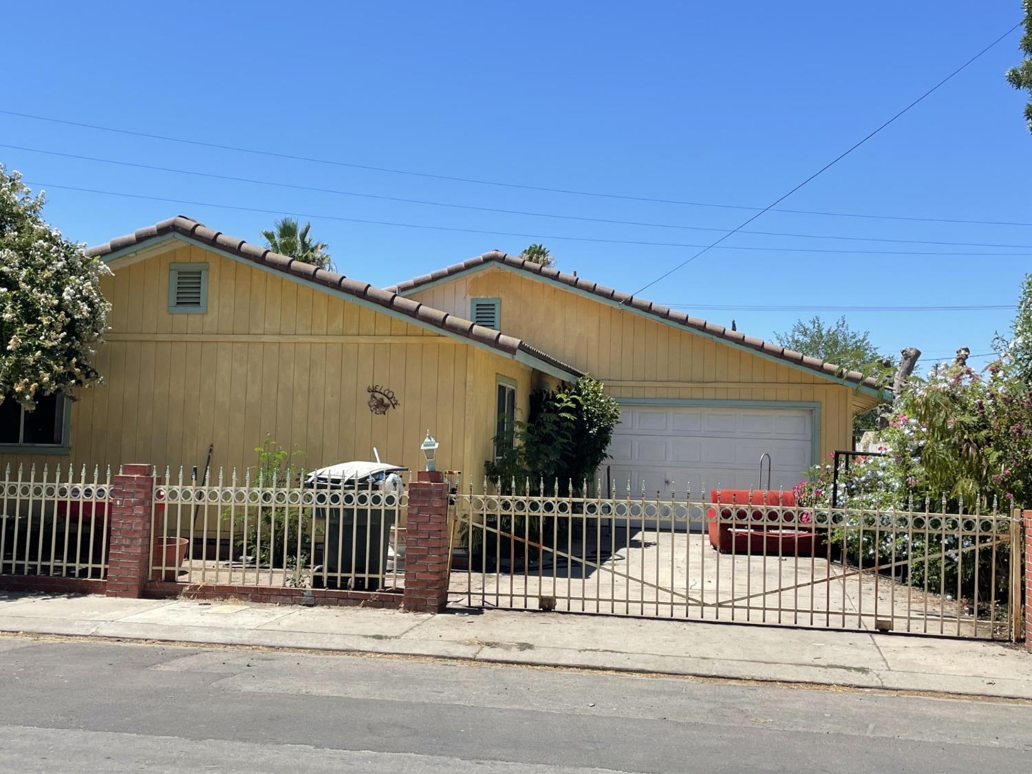 a view of a house with a small yard and plants