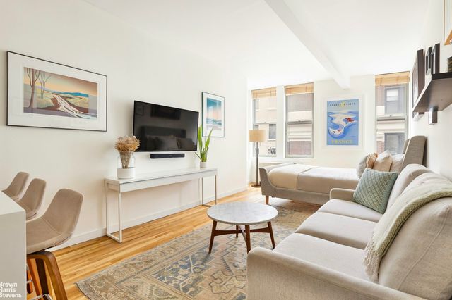 $675,000 | 9 Barrow Street, Unit 2J | West Village