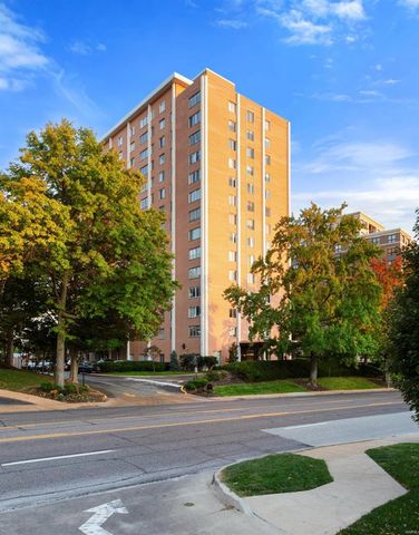 $2,100 | 900 South Hanley Road, Unit 3B | Clayton