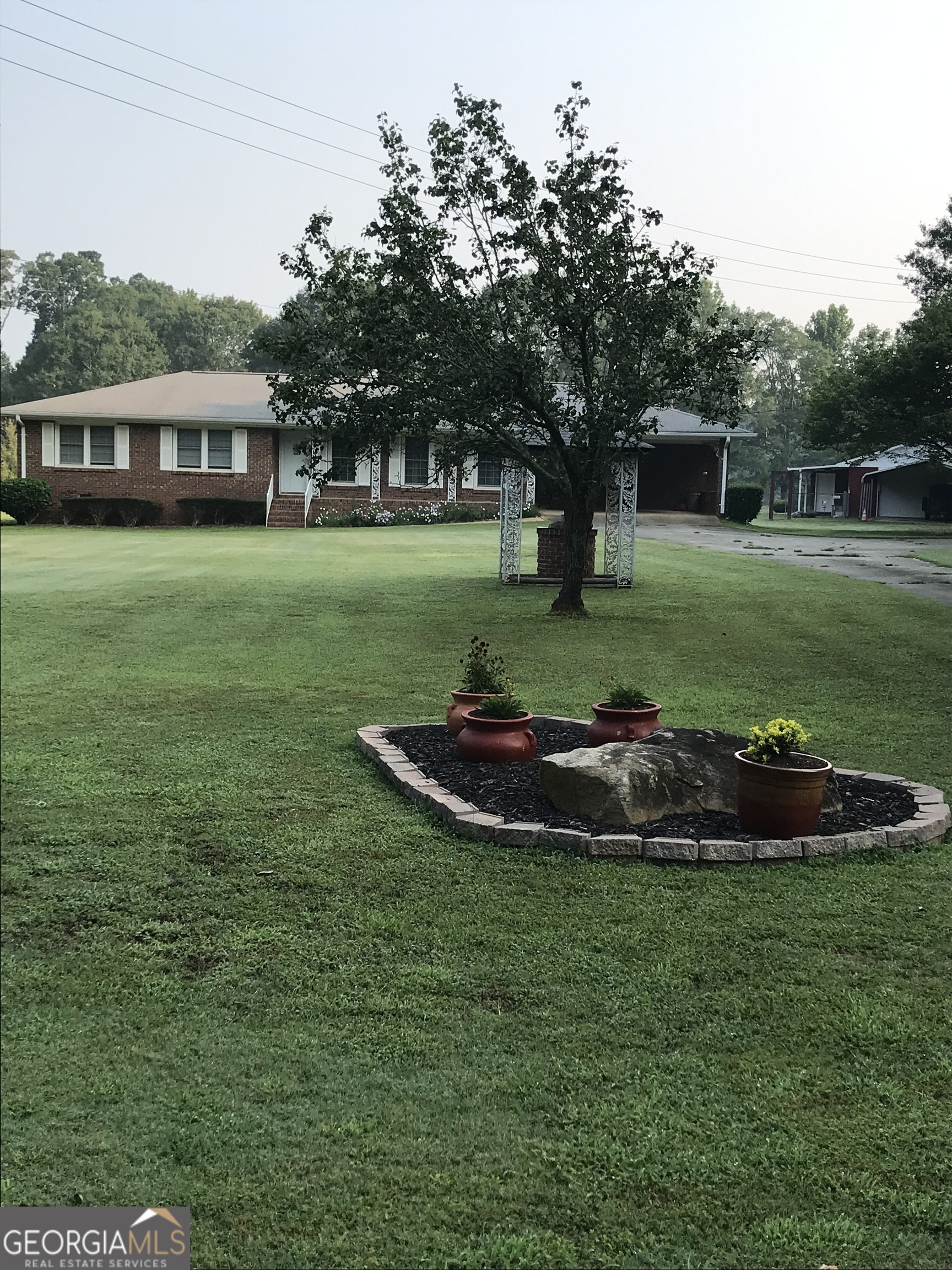 a view of a house with a backyard